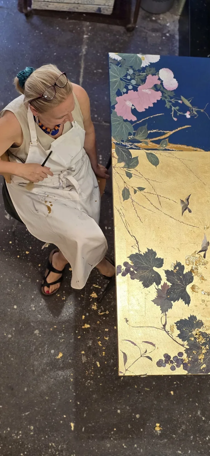 Francesca al lavoro su un pannello a foglia d'oro