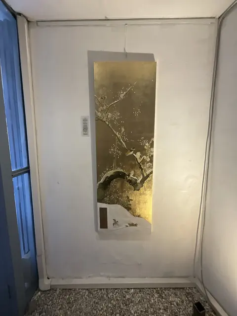 Un pannello verticale in una nicchia della galleria