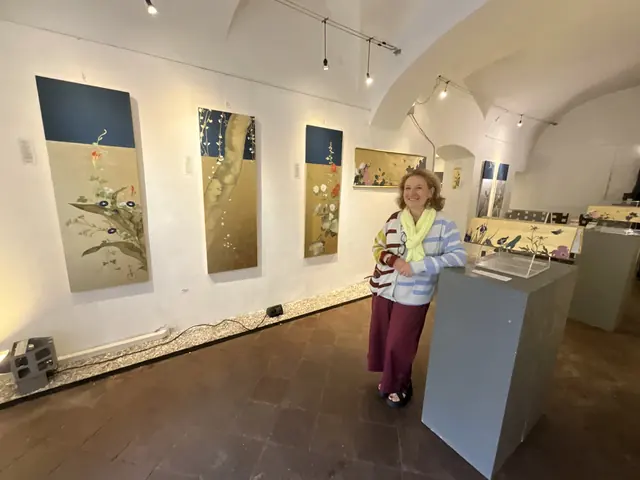 Francesca Maffucci tra i suoi pannelli in mostra